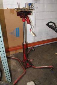 lot 1269 image: Snap-on 1714018998 14-ton Transmission Lift
