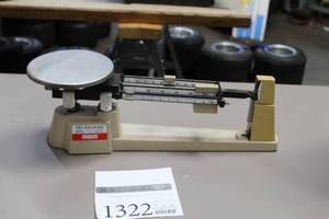 lot 1322 image: Ohaus 700 Series800 Series Triple Beam Balance