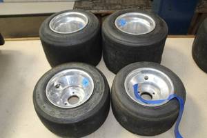 lot 1325 image: Lot of (4) Bridestone 10.5x4.50-6 Tubeless Racing Go-Kart Tires on 6 Rims