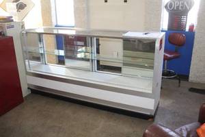 lot 1347 image: Commercial Display Case