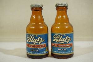 lot 87 image: Vintage Blatz Old Heidelberg Beer Bottle Salt and Pepper Shakers