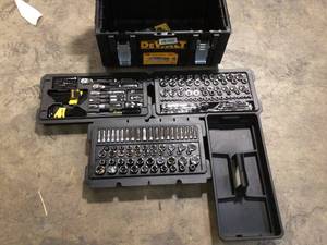 Mechanics Tool Set (226-Piece) with TOUGHSYSTEM 22 in. Medium Tool Box by DEWALT Customer Returns See Pictures