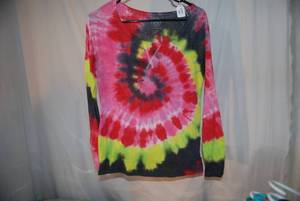Looks like ladies size small tye dy...