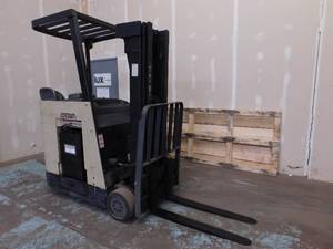 lot 3 image: 2000 Crown RC3020-30 Stand-Up Counter Balance
