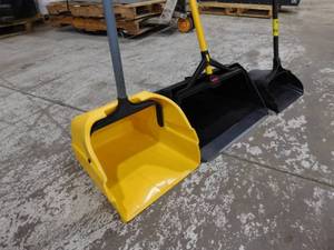 lot 18 image: 3 - Commercial Dust Pans