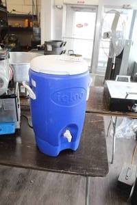 lot 492 image: Igloo Plastic Water Cooler with Lid 5-Gallon