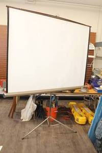 lot 512 image: Da-Lite Challenger Projector Screen with Tripod Stand