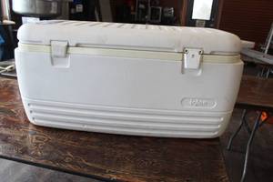 lot 494 image: Igloo Plastic Chest Cooler 100-Quart