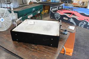 lot 487 image: Que King Series #112 Outdoor Propane Griddle