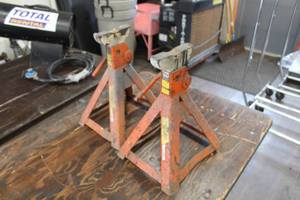 lot 89 image: Lot of (2) Hein-Werner CS 515 Jack Stands