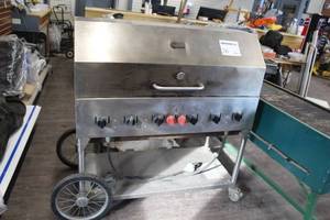 lot 26 image: Crown Verity BBQ Grill 8-burner