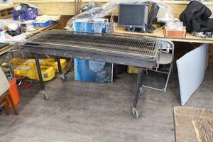 lot 27 image: Charcoal BBQ Grill on wheels