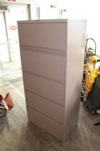 lot 49 image: Steelcase Lateral File Cabinet 5-drawer