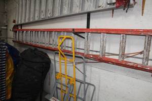 lot 85 image: 32 Extension Ladder