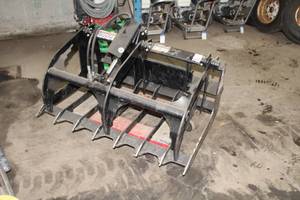 lot 10 image: Charles Machine Works Ditch Witch Mini Skid Steer Hydraulic Grapple Attachment