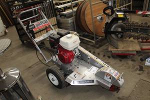 lot 15 image: Dosko 337S-13HC Swivel Action Stump Grinder