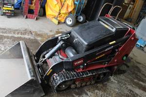 lot 6 image: 2015 Toro Dingo TX525 Skid Steer, Toro 3.5-cu.ft. Narrow Bucket 22520