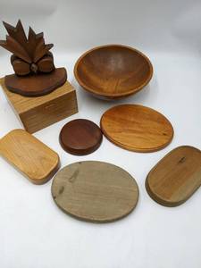 lot 58 image: Vintage Wooden Decor Collection