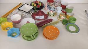 lot 122 image: Gorgeous Colorful 41 Piece Ceramic Collection-