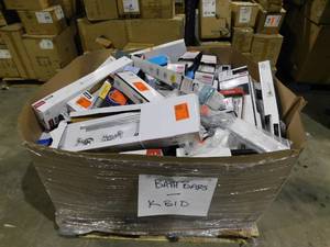 lot 17 image: Pallet lot of bath bars, Towel, Paper holders