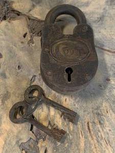 Colt Padlock with 2 Working Keys (3 34 tall)