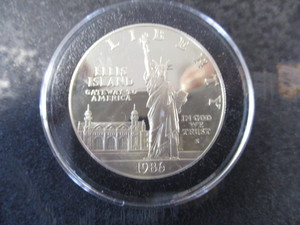 34. 1986-S Ellis Island US Commemorative Silver Dollar 1oz Silver Dollar in Commemorative Silver Dollar