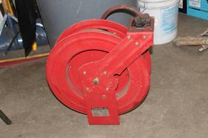 lot 744 image: Tekton 46781 Retractable Air Hose Reel
