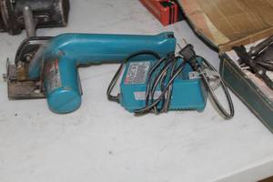 lot 748 image: Makita 5090D 9.6V 3 Saw, Fast Charger DC9700A