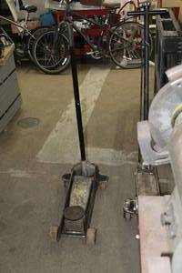 lot 726 image: Hydraulic Floor Jack