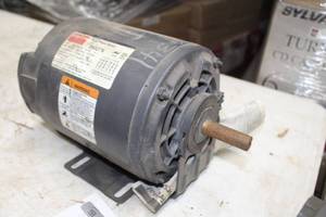 lot 812 image: Dayton 3N027N Three Phase Motor 3-Phase