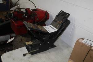 lot 922 image: Seat Mount