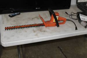 lot 567 image: Sears Craftsman Bushwacker 18 Hedge Trimmer