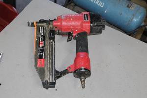 lot 574 image: Husky XKKC64 Pneumatic 2-12 16 GA Straight Finish Nailer