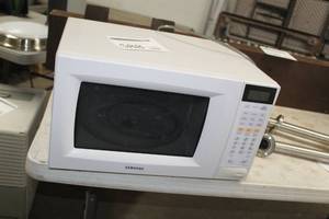 lot 588 image: Samsung Household Microwave Oven