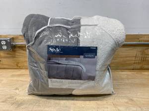 lot 87 image: STYLE SELECTIONS PlushSherpa Comforter Grey Reversible FullQueen Comforter (Polyester with Polyester Fill)