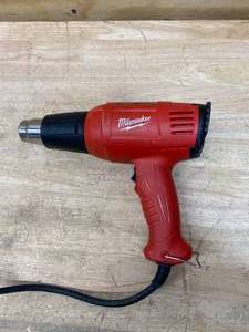 lot 14 image: MILWAUKEE 11.6-Amp 120-Volt Dual Temperature Heat Gun