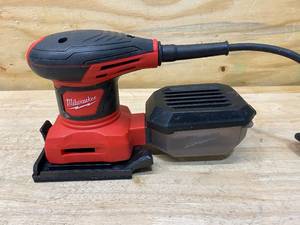 lot 39 image: MILWAUKEE 3 Amp 14 Sheet Corded Palm Sander