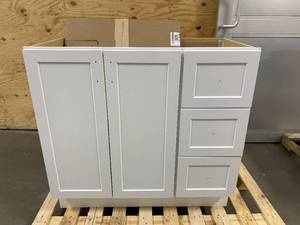 lot 53 image: STYLE SELECTIONS Davies 36-in White Single Sink Bathroom Vanity (Mirror Included)