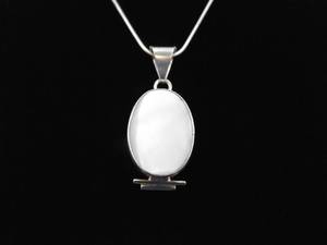 .925 Sterling Silver Mother of Pearl Cabochon Pendant Necklace