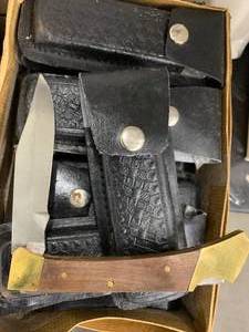 lot 20 image: 5 FOLD UP KNIVES WITH CASES