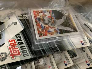 lot 27 image: TOPPS BASEBALL CARDS