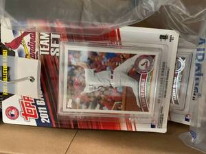 lot 29 image: TOPPS BASEBALL CARDS