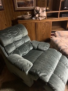 lot 82 image: UNBRANDED RECLINER