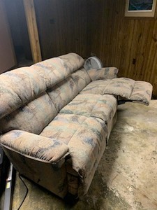 lot 81 image: LAZY BOY COUCH