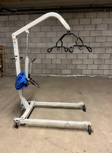 MSRP $1900 Top Of The Line In High Quality Hoyer Haudraulic Patient Lifts with Sling On Wheels - 400lb Capacity 6 Point Cradle Many Uses For This Powerful Lift - Mechanics, Veterinary Clinics, Etc. Great Condition