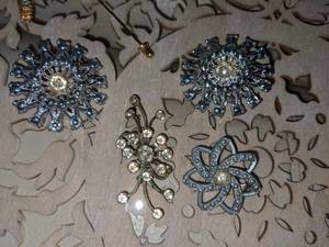lot 138 image: Group of Vintage Brooches
