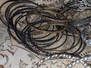 lot 120 image: Assortment of Vintage Bangle Bracelets