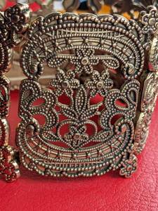 lot 126 image: Art Deco Gold Filigree Stretch Panel Bracelet