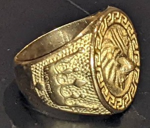 lot 8 image: 18k Gold Mens Ring