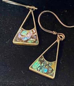 lot 270 image: Mother of Pearl Teardrop Earrings & Enamel and Abalone Tri Point Earrings